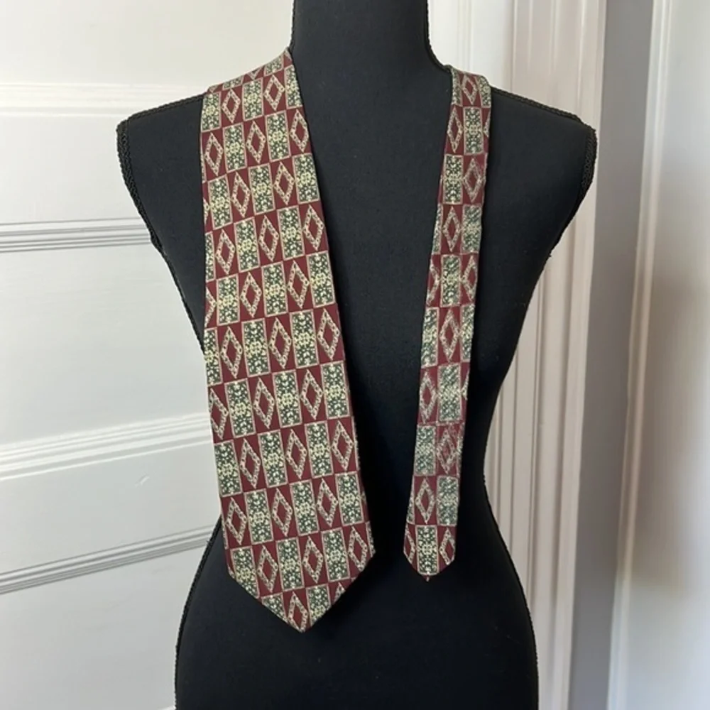 THE‎ METROPOLITAN MUSEUM OF ART SILK TIE